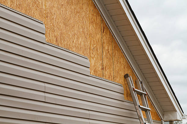 Professional Vinyl Siding technician working in Orange City, FL